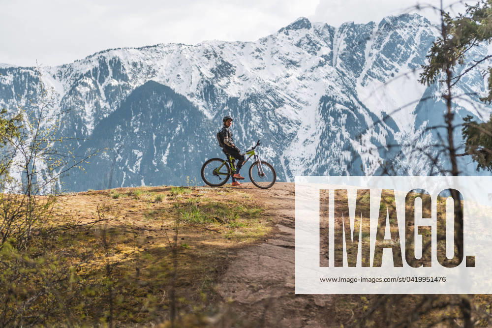 Woman mountain biking with mountains in the background Pemberton, British Columbia, Canada CR_ALEG2402238E-384580-01 ,model released, Symbolfoto