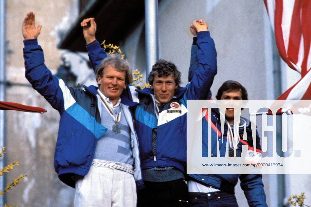 V. li.: Peter Müller, Weltmeister Pirmin Zurbriggen (beide Schweiz) und Doug Lewis (USA) - Siegerehrung Alpiner Skilauf WM Damen Weltmeisterschaft 1985, Skisport, Ski-Alpin, Abfahrt Gruppe Bormio Glück, Freude,