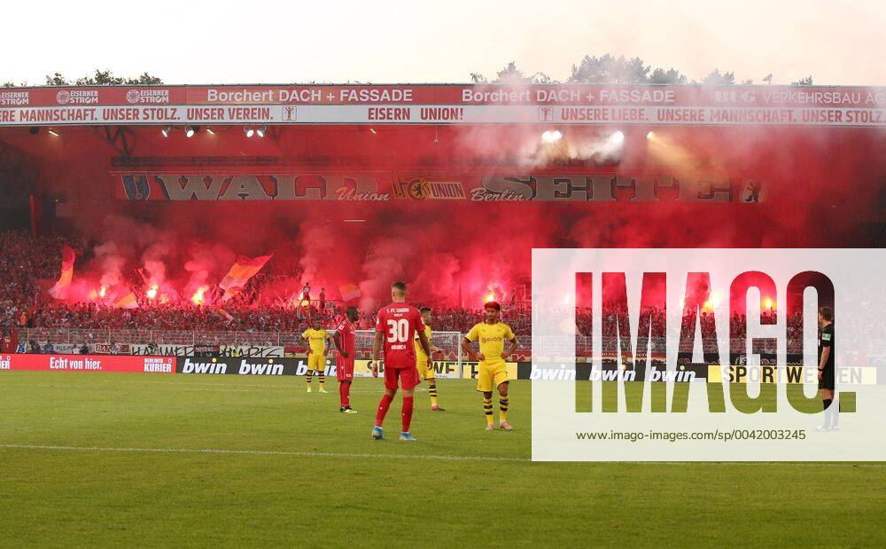Fireworks pyrotechnics on the forest side sports football football DFL Bundesliga men season 2019 2020 31 08 2019 1 FC Union Berlin FCU vs BVB Borussia Dortmund DFL regulations prohibit any use of photographs as image sequences and or quasi video