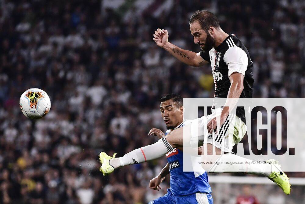Bilder des Jahres 2019, Sport 08 August Photo Marco Alpozzi LaPresse August 31, 2019 Turin, Italy soccer Juventus vs Napoli - Italian Football Championship League A TIM 2019 2020 - Allianz Stadium In the pic: Allan (SSC Napoli); Gonzalo Higuain (Juventus F.C.);