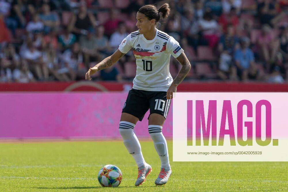 V li Dzsenifer Marozsan Germany, 10 on the ball, clipping, single picture, whole body, action, action, game scene, THE DFB RICHTLINEN UNTERSAGEN ANY USE OF PHOTOGRAPHS AS IMAGE SEQUENCES AN OR QUASI VIDEO , 31 08 2019, Kassel Germany , football, EM qualification women, Germany Montenegro