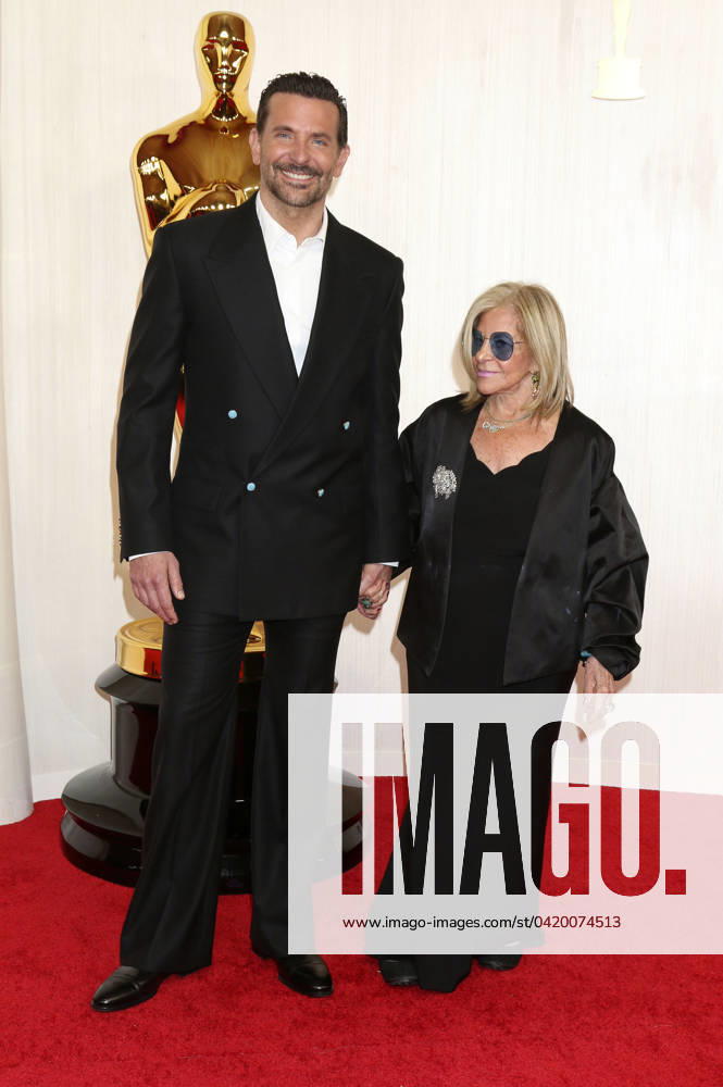 Bradley Cooper with mom Gloria Campano at the 2024 96th Annual Academy Awards at the Dolby Theatre Los Angeles, 10 03 2024 Foto:xJ.xFuturexImagex oscars_0842