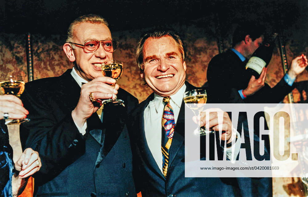 Horst Tappert and Fritz Wepper, actor Derrick , 75th birthday celebration Horst Tappert, Munich, May 1998 Germany, Munich, 29 05 1998, Horst Tappert, actor, best known role in the ZDF crime thriller Derrick, at his 75th birthday celebration, with colleague Fritz Wepper, born 1941, Bavaria Filmgelände,
