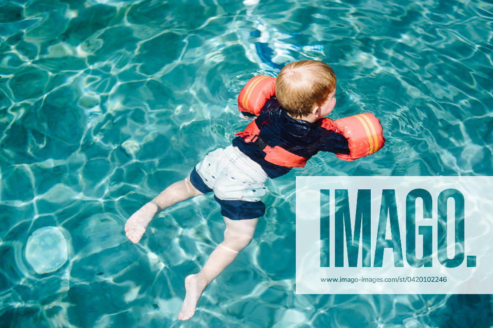 Toddler Swimming in a Blue Pool Saint Helena Island, South Carolina, United States R_LULK240306-1350753-01 ,model released, Symbolfoto