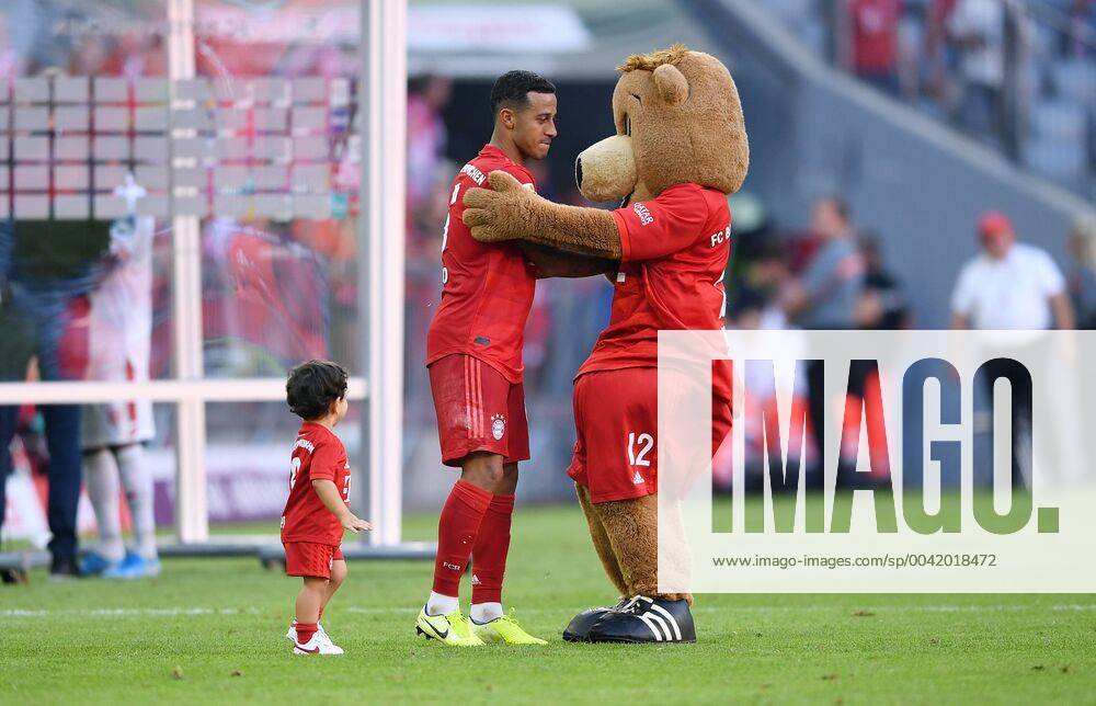 Football 1 Bundesliga season 2019 2020 3 matchday FC Bayern Muenchen 1 FSV Mainz 05 31 08 2019 Thiago Alcantara Mitte, FC Bayern Muenchen claps FCB mascot Berni re on watched by his son Gabriel li