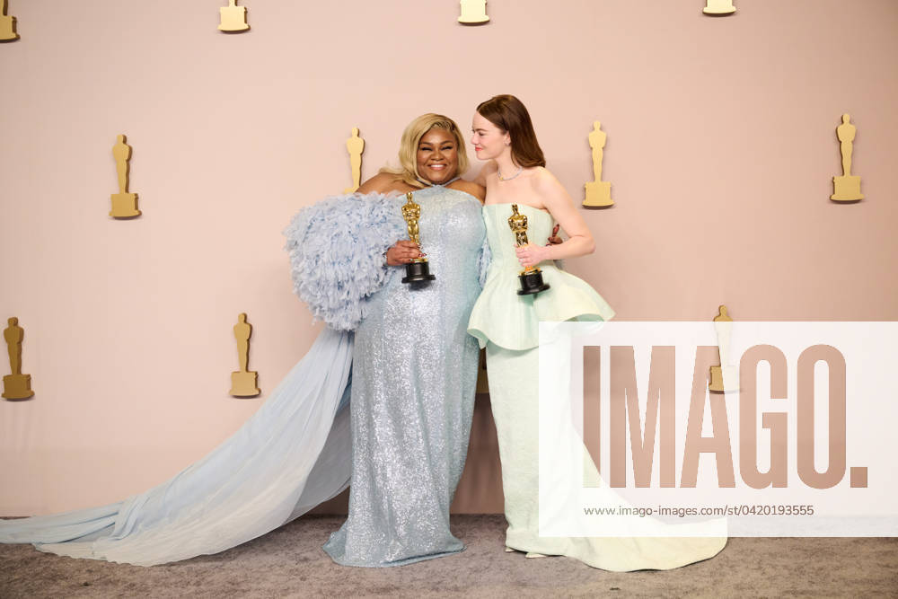 96th Oscars, Academy Awards Da Vine Joy Randolph and Emma Stone pose backstage with the Oscar® for Actress in a Supporting Role and the Oscar® for Actress in a Leading Role during the live ABC telecast of the 96th Oscars® at Dolby® Theatre at Ovation Hollywood on Sunday, March 10, 2024., Credit:Avalon.red Avalon