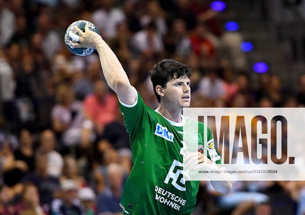 Handball Bundesliga, Fuechse Berlin HC Erlangen, v l on ball Simon Ernst Fuechse Berlin 2 Berlin