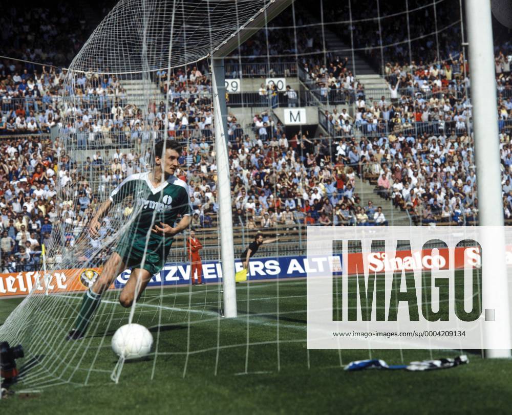 Rudi Völler (Bremen) Fußball 1. BL Herren DEUTSCHSPRACHIGE SPORTZEITSCHRIFTEN UND -ZEITUNGEN NUR NACH RÜCKSPRACHE 1982 1983 Einzelbild Düsseldorf