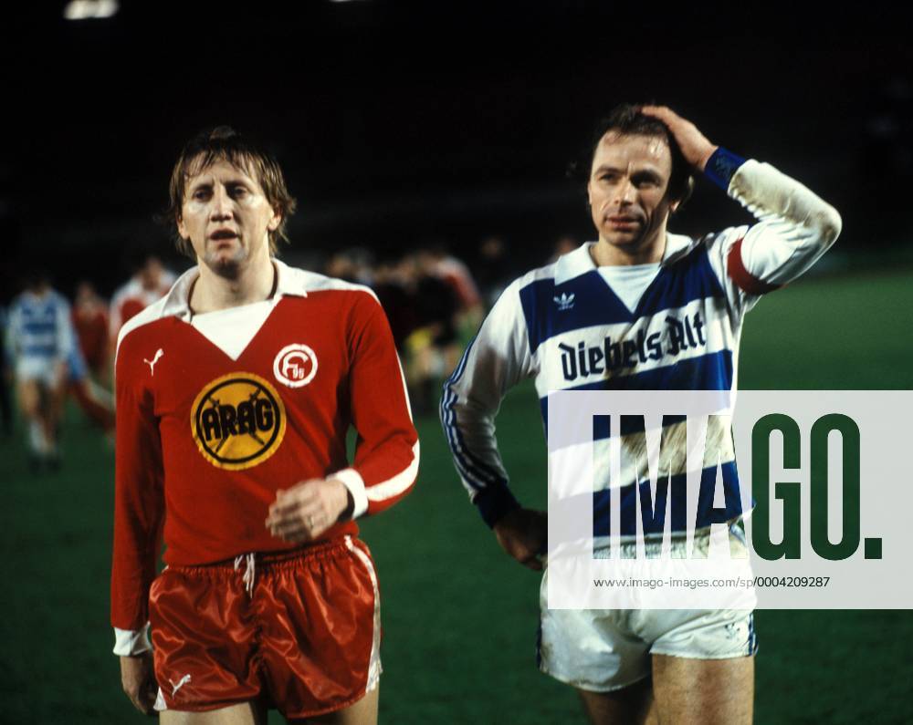 Gerd Zewe (Düsseldorf, li.) und Bernard Dietz (Duisburg) Fußball 1. BL Herren DEUTSCHSPRACHIGE SPORTZEITSCHRIFTEN UND -ZEITUNGEN NUR NACH RÜCKSPRACHE 1979 1980 Gruppe Düsseldorf