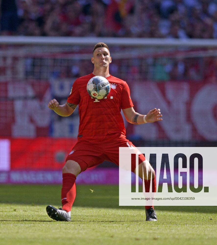 Football 1 Bundesliga 2019 2020, 3 matchday, FC Bayern München 1 FSV Mainz 05, in the Allianzarena München Niklas Süle FC Bayern München am Ball DFL and DFB regulations prohibit any use of photographs as image sequences and or quasi video