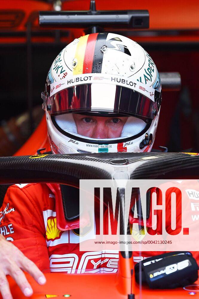 Motorsport FIA Formula 1, Italian Grand Prix Qualifying, Sebastian Vettel Ferrari climbs in his racing car a Monza eel-fotografie Eberhard Krieger
