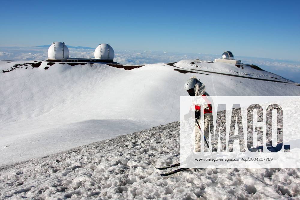 Skifahrer auf dem schneebedeckten Vulkan Mauna Kea auf Big Island, im Hintergrund das Mauna Kea Observatorium - (Icon7740901079689) Alpiner Skilauf Herren Ski Alpin 2009, Freizeit Freizeitsport, Skisport, Ski Alpin Einzelbild Hawaii