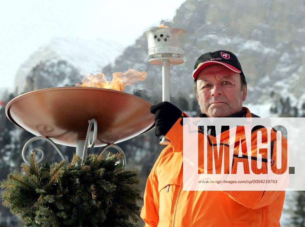 Toni Sailer (Österreich) zündet anlässlich des 50 jährigen Jubiläums der Olympischen Spiele in Cortina d Ampezzo nochmals das Feuer an - Alpiner Skilauf OS Winter Herren 50 Jahre Olympische Spiele in Cortina d Ampezzo 2006, Winterspiele 1956, Jubiläum, jähriges Einzelbild Cortina d Ampezzo, dAmpezzo