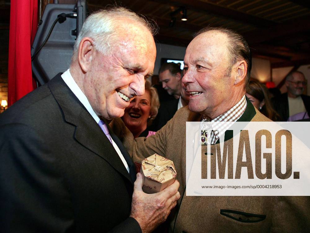 Toni Sailer (re.) gratuliert Michael Kuhn (beide Österreich), Präsident Sports Media Austria, zu dessen 70. Geburtstag - Alpiner Skilauf Herren Michael Kuhns 70. Geburtstag 2007, Ski Alpin, Skisport, Geburtstagsfeier, Feier Gruppe Wien