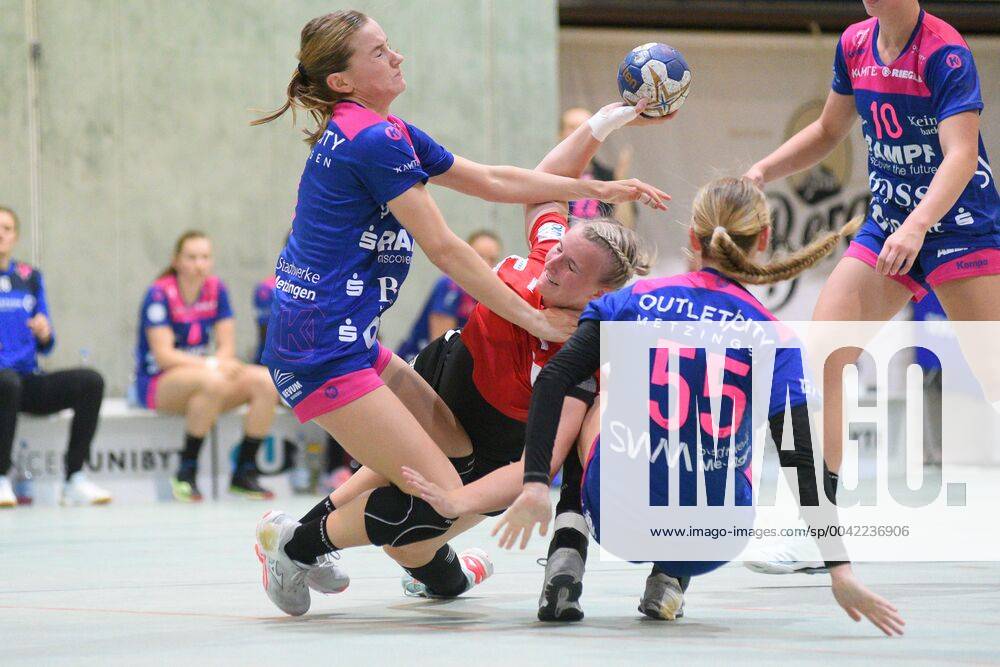 Celine Michielsen HSG Blomberg Lippe 15 against Bo van Wetering TusSies Metzingen 7 and Tamara Haggerty TusSies Metzingen 55 TusSies Metzingen, Handball, HBF, Ligaspiel, 11 09 2019, Photo TBaur Eibner TusSies Metzingen vs HSG Blomberg Lippe Metzingen