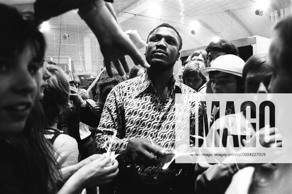 Joe Frazier (USA, Mitte) während einer Autogrammstunde Boxen Herren Boxsport 1971, Profiboxen, Schwergewicht, Vneg Gruppe Berlin