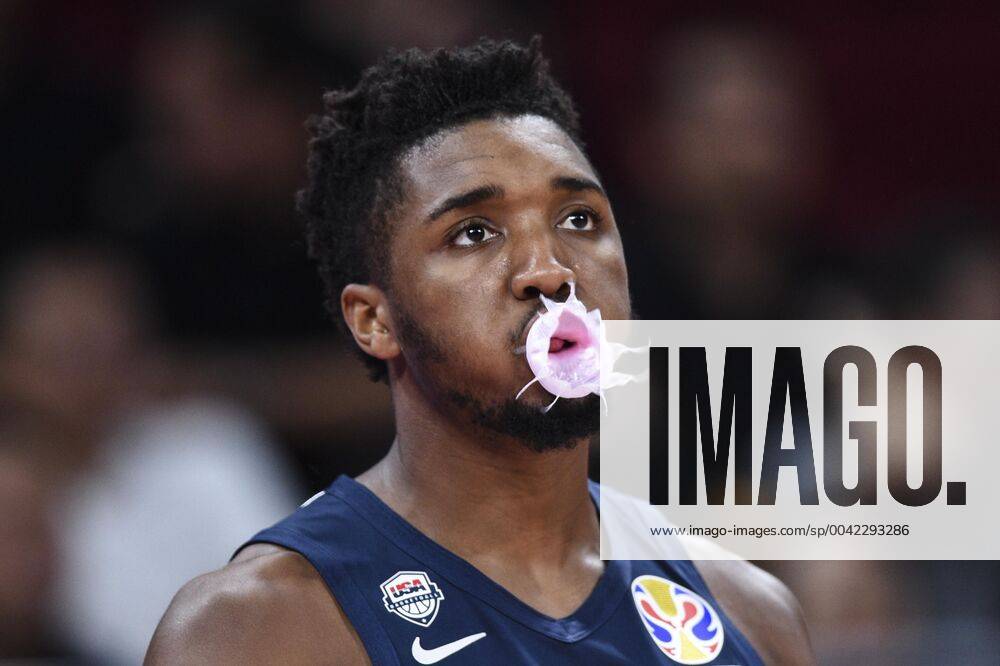 KW37 (190914) -- BEIJING, Sept. 14, 2019 -- Donovan Mitchell of the United States blows a bubble before the Classification Games 7-8 between the United States and Poland at the 2019 FIBA World Cup in Beijing, capital of China, on Sept. 14, 2019. ) (SP)CHINA-BEIJING-BASKETBALL-FIBA WORLD CUP-USA VS POL (CN) JuxHuanzong