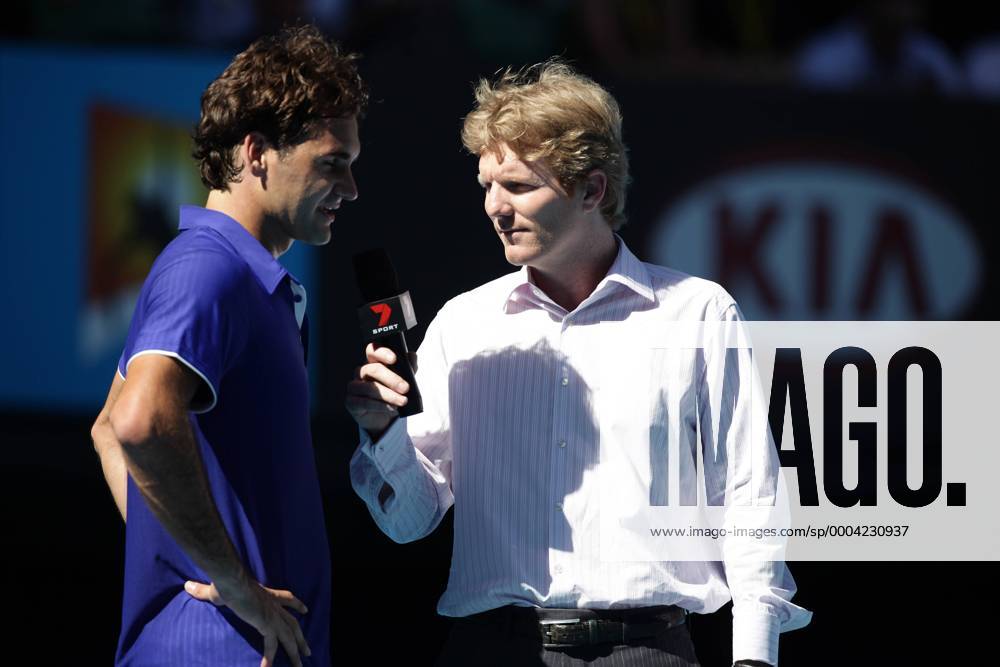 Roger Federer (Schweiz, li.) im interview mit Jim Courier (USA) Tennis Herren Australian Open 2009, Grand Slam, ATP Tour Gruppe Melbourne