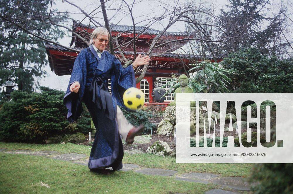 Rudi GUTENDORF coach legend died at the age of 93 archive photo football, Rudi GUTENDORF, football coach, playing kimono football in a Japanese garden, QF