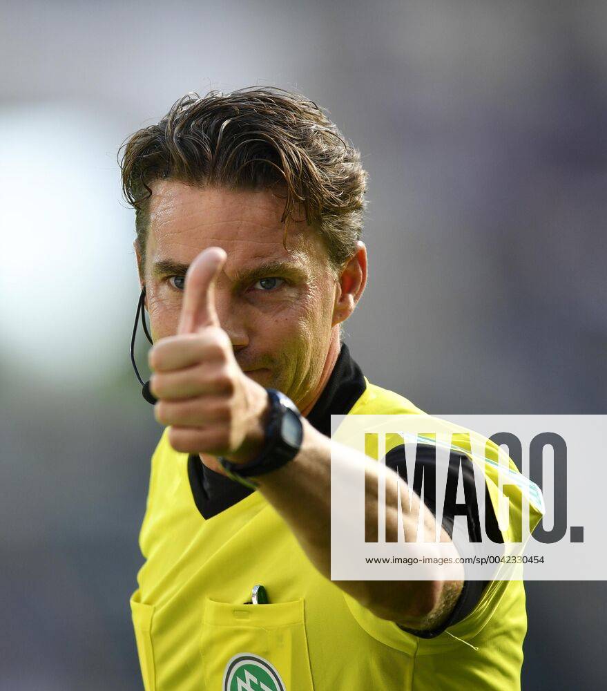 Referee Guido Winkmann Gestik, Gesture Thumb High TSG 1899 Hoffenheim vs SC Freiburg 15 00 2019 DFL REGULATIONS PROHIBIT ANY USE OF PHOTOGRAPHS AS IMAGE SEQUENCES AND OR QUASI VIDEO TSG 1899 Hoffenheim vs SC Freiburg