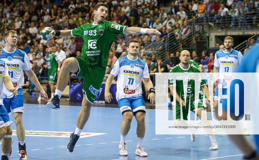 Handball, 1 Bundesliga, 5 Spieltag, Foxes Berlin TVB Stuttgart, Max Schmeling Halle Berlins Mijajlo Marsenic 2 v l throws the ball on the goal Handball 1 Bundesliga Foxes Berlin TVB Stuttgart