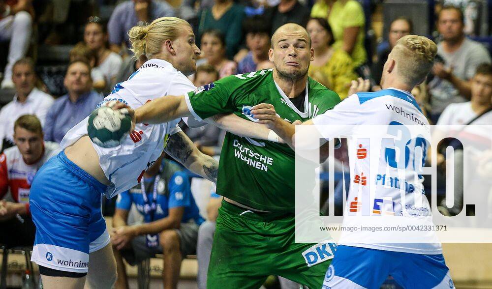 Handball, 1 Bundesliga, 5 Matchday, Foxes Berlin TVB Stuttgart, Max Schmeling Halle Berlins Paul Drux M fights his way through the defence of Sascha Pfattheicher l and Elvar Asgeirsson of TVB Stuttgart Handball 1 Bundesliga Foxes Berlin TVB Stuttgart