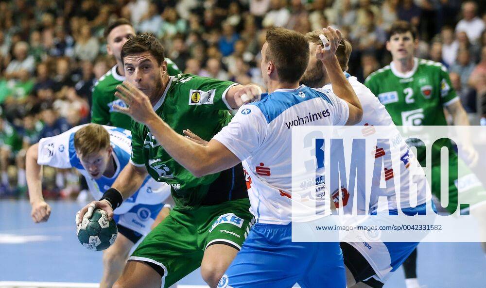 Handball, 1 Bundesliga, 5 Spieltag, Foxes Berlin TVB Stuttgart, Max Schmeling Halle Berlins Mijajlo Marsenic l fights against Max Häfner of TVB Stuttgart Handball 1 Bundesliga Foxes Berlin TVB Stuttgart