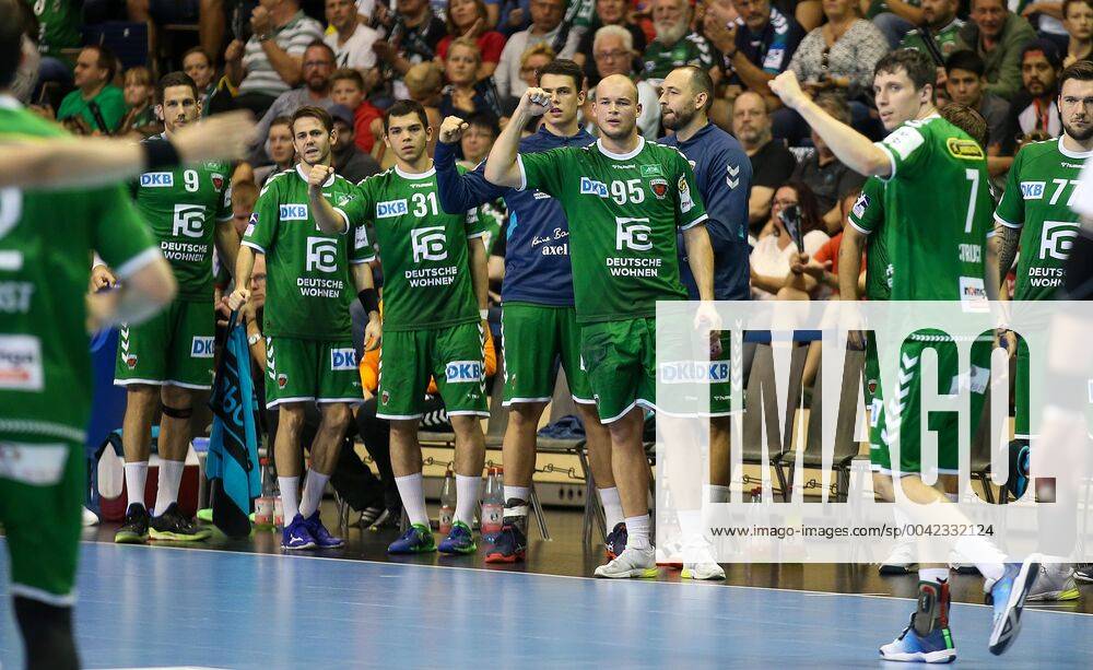 Handball, 1 Bundesliga, 5 Matchday, Foxes Berlin TVB Stuttgart, Max Schmeling Hall Replacements of the Foxes Berlin cheer for goal from the sidelines of Handball 1 Bundesliga Foxes Berlin TVB Stuttgart