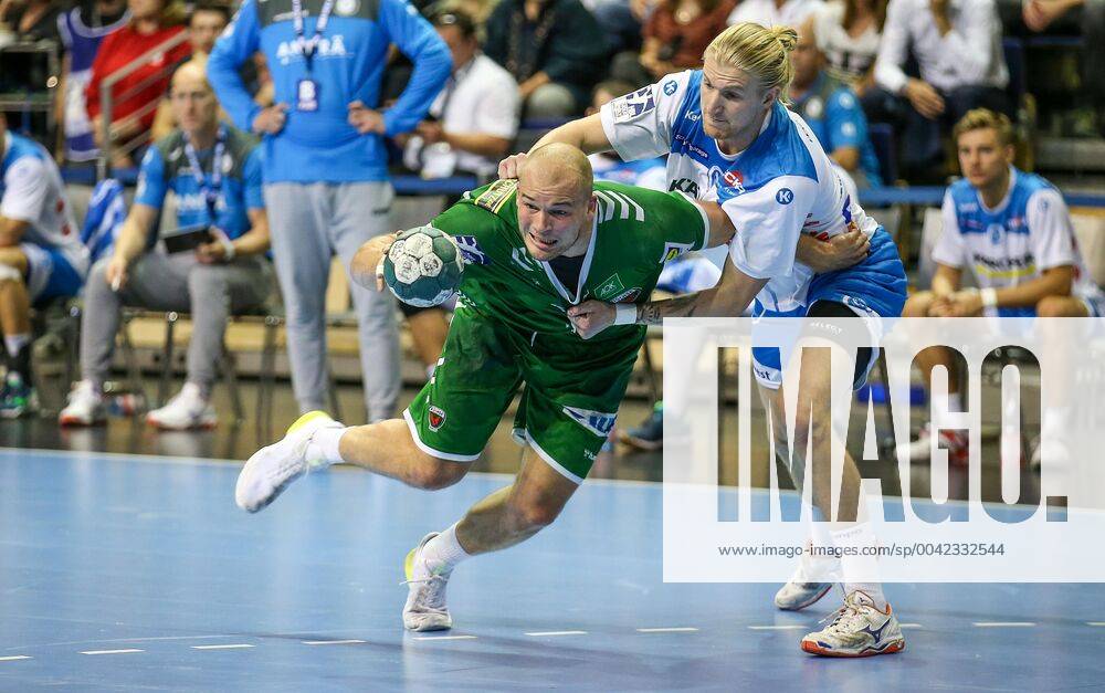 Handball, 1 Bundesliga, 5 Spieltag, Füchse Berlin TVB Stuttgart, Max Schmeling Halle Berlins Paul Drux l will be moored by Elvar Asgeirsson of TVB Stuttgart Handball 1 Bundesliga Füchse Berlin TVB Stuttgart