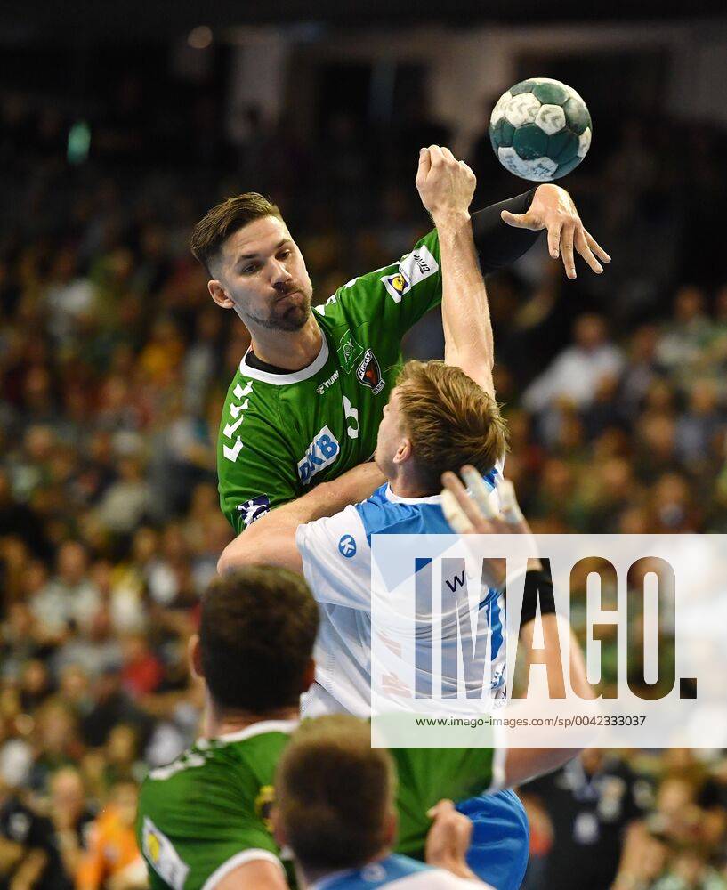 Fabian Wiede Füchse , at the throw, front Adam Lönn Stuttgart , Füchse Berlin TVB Stuttgart 1 Bundesliga, DKB Handballbundesliga, 2019 2020 Men, Men, Men, Handball, Germany, Germany, Max Schmeling Halle Berlin