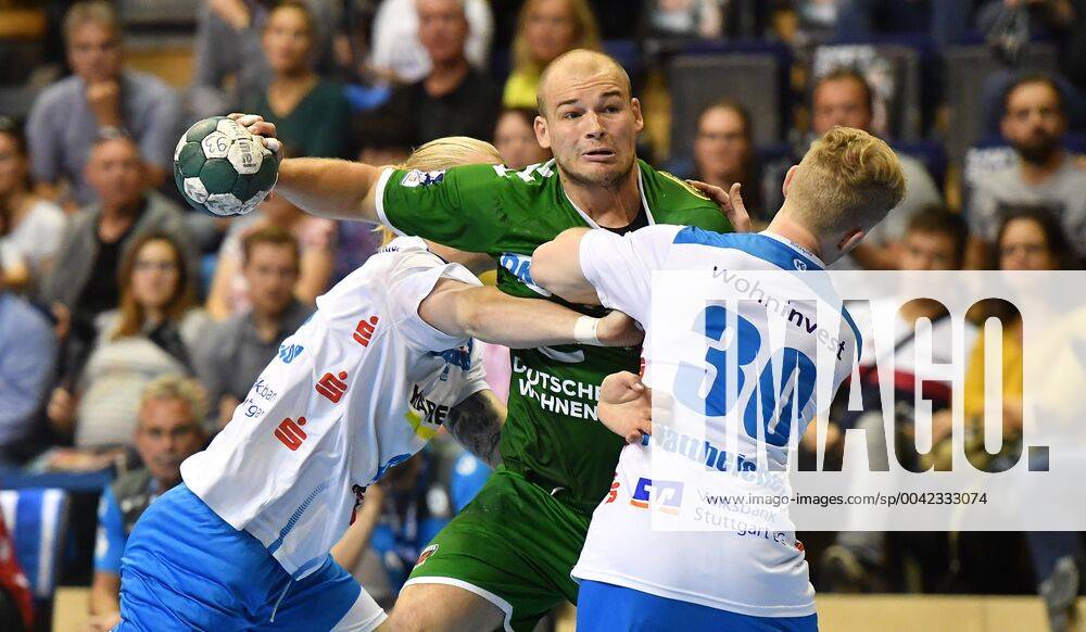 Paul Drux Foxes with Ball, left Elvar Asgeirsson Stuttgart , right Sascha Pfattheicher Stuttgart , Foxes Berlin TVB Stuttgart 1 Bundesliga, DKB Handballbundesliga, 2019 2020 Men, Men, Men, Handball, Germany, Germany, Max Schmeling Halle Berlin