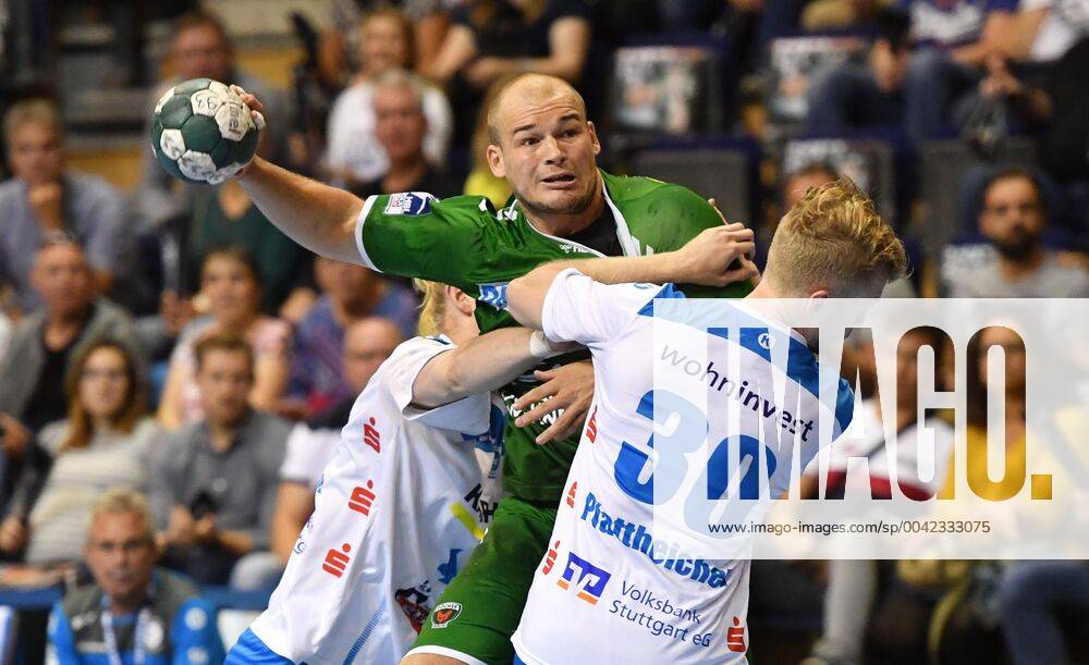 Paul Drux Foxes with Ball, left Elvar Asgeirsson Stuttgart , right Sascha Pfattheicher Stuttgart , Foxes Berlin TVB Stuttgart 1 Bundesliga, DKB Handballbundesliga, 2019 2020 Men, Men, Men, Handball, Germany, Germany, Max Schmeling Halle Berlin