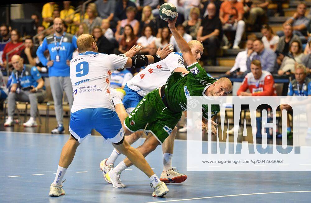 Paul Drux Foxes at throw, r, rear Elvar Asgeirsson Stuttgart , front Manuel Späth Stuttgart , Foxes Berlin TVB Stuttgart 1 Bundesliga, DKB Handballbundesliga, 2019 2020 Men, Men, Men, Handball, Germany, Germany, Max Schmeling Halle Berlin