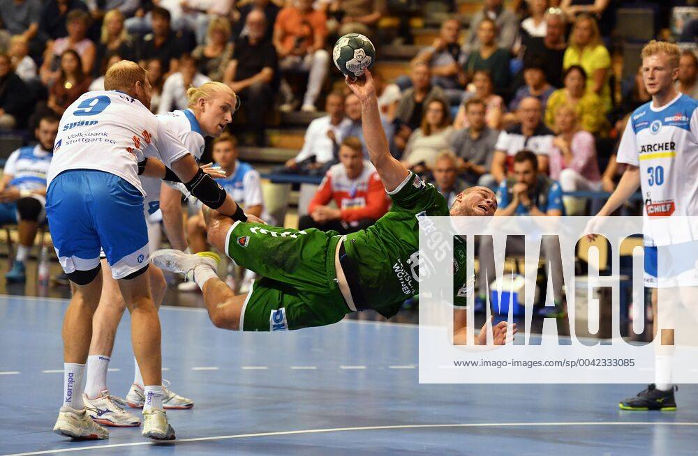 Paul Drux Foxes at throw, r, rear Elvar Asgeirsson Stuttgart , front Manuel Späth Stuttgart , Foxes Berlin TVB Stuttgart 1 Bundesliga, DKB Handballbundesliga, 2019 2020 Men, Men, Men, Handball, Germany, Germany, Max Schmeling Halle Berlin