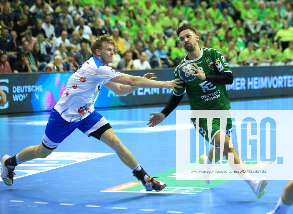 GER, DHB, 1 HBL, FUECHSE BERLIN VS TVB Stuttgart 15 09 2019, Max Schmeling Halle, Berlin, GER, DHB, 1 HBL, FUECHSE BERLIN VS TVB Stuttgart, DHB regulations prohibit any use of photographs as image sequences and or quasi video in picture Fabian Wiede Fuechse Berlin 3 , Adam Loenn Stuttgart 11 nordphotox xEngler nph00076