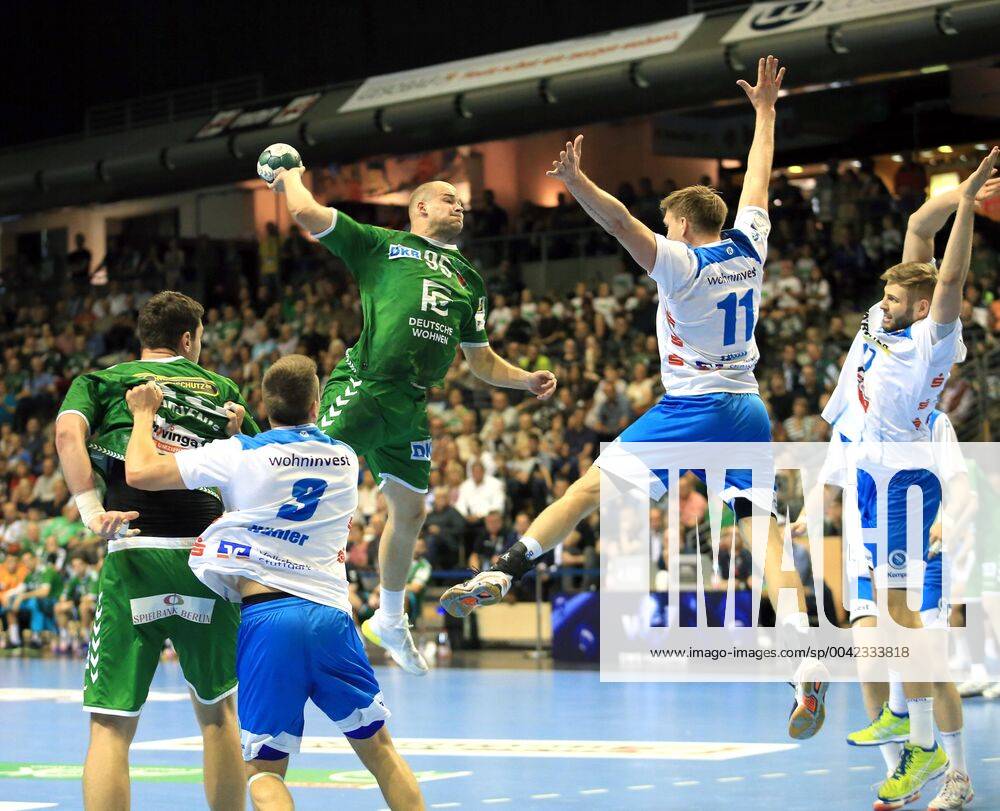 GER, DHB, 1 HBL, FUECHSE BERLIN VS TVB Stuttgart 15 09 2019, Max Schmeling Halle, Berlin, GER, DHB, 1 HBL, FUECHSE BERLIN VS TVB Stuttgart, DHB regulations prohibit any use of photographs as image sequences and or quasi video in picture Paul Drux Fuechse Berlin 95 , Adam Loenn Stuttgart 11 , Samuel Roethlisberger Stuttgart 17 nordphotox xEngler nph00076