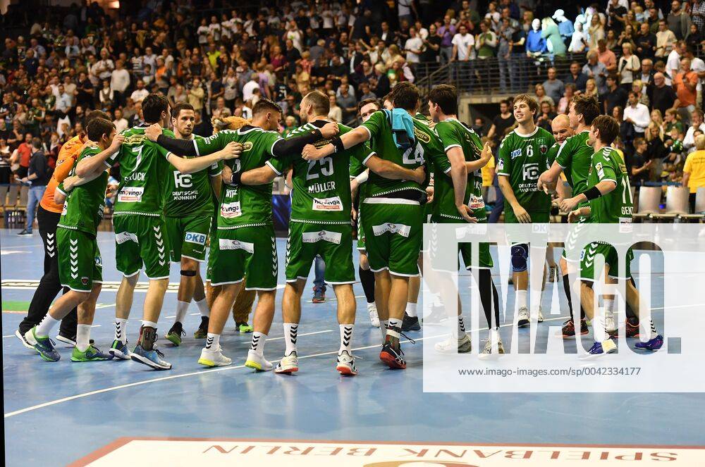 The Füchse Team celebrates with a roundabout Füchse Berlin TVB Stuttgart 1 Bundesliga, DKB Handballbundesliga, 2019 2020 Men, Men, Men, Handball, Germany, Germany, Max Schmeling Halle Berlin