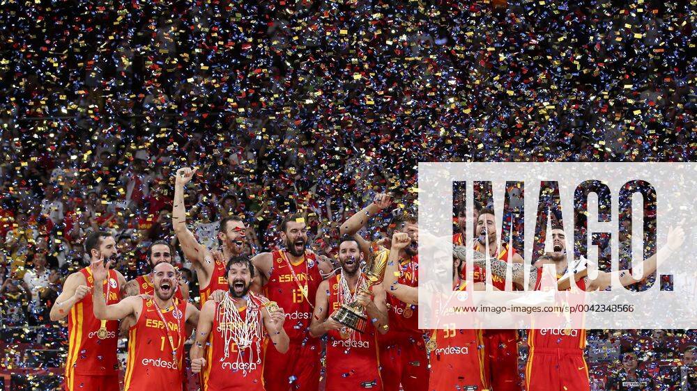 KW37 (190916) -- BEIJING, Sept. 16, 2019 -- Team Spain celebrate during the awarding ceremony after the final match between Spain and Argentina at the 2019 FIBA Basketball World Cup in Beijing, capital of China, Sept. 15, 2019. ) XINHUA PHOTOS OF THE DAY MengxYongmin