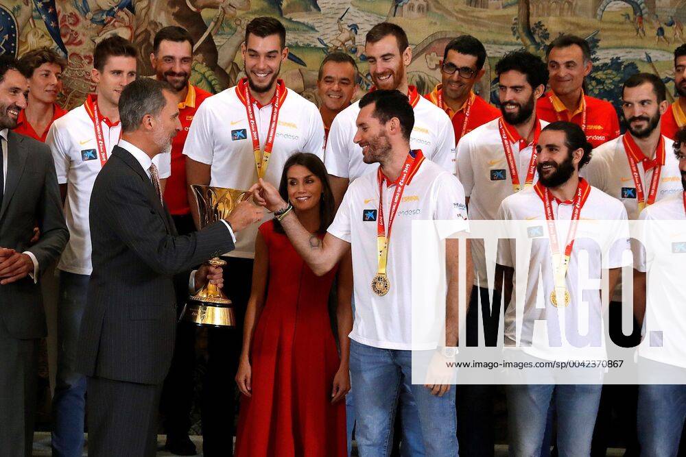 KW38 Basketball, Spanisches Königspaar begrüßt die Weltmeister im Zarzuela Palast in Madrid Spain s King Felipe VI (2-L) and Queen Letizia (C) meet Spain s National Basketball Team after winning the FIBA basketball World Cup at Zarzuela Palace in Madrid, Spain, 16 September 2019. Spain won Argentina (75-95) in the final game of FIBA Basketball World Cup in Beijing, China on 15 September 2019. Spain s King Felipe VI and Queen Letizia meet the FIBA basketball World Cup champions !ACHTUNG: NUR REDAKTIONELLE NUTZUNG!