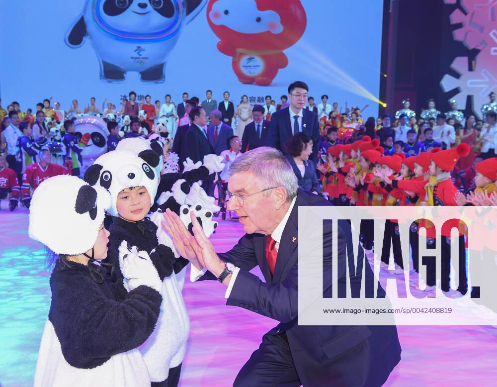 KW38 Maskottchen der Olympischen Winterspiele 2022 in Peking präsentiert (190917) -- BEIJING, Sept. 17, 2019 -- International Olympic Committee (IOC) president Thomas Bach talks with young actors during the 2022 Beijing Winter Olympic and Paralympic Games mascot launch ceremony in Beijing, capital of China, Sept. 17, 2019. ) (SP)CHINA-BEIJING-2022 WINTER OLYMPIC AND PARALYMPIC GAMES-MASCOTS-LAUNCH (CN) ShenxHong