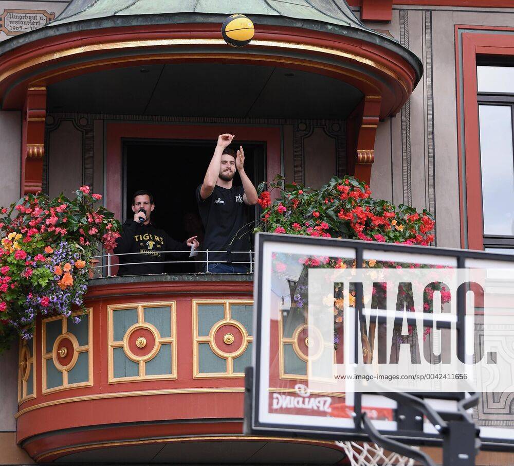 Basketball 1 Bundesliga 2019 2020 17 09 2019 Team presentation Walter Tigers Tuebingen on the town hall balcony in the context of 4 future climate protection event with three throw from the balcony Tanner Graham with ball