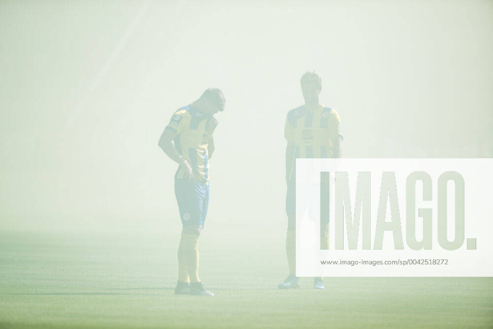 3 Football Bundesliga Viktoria Koeln Eintracht Braunschweig, 21 09 2019 Two players in the fog of smoke flares on the field, 3 Football Bundesliga, Viktoria Koeln Eintracht Braunschweig, Koeln, Sportpark Hoehenberg DFL REGULATIONS PROHIBIT ANY USE OF PHOTOGRAPHS AS IMAGE SEQUENCES AND OR QUASI VIDEO