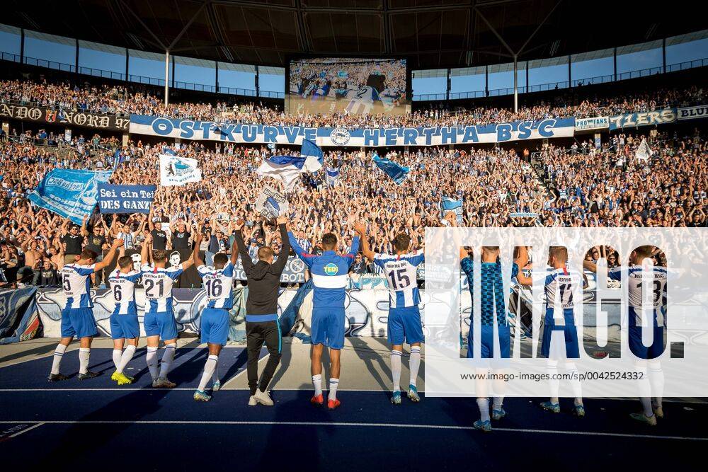 Soccer Berlin 21 09 2019 Season 2019 2020 1 Bundesliga DFL Hertha BSC Berlin SC Paderborn Jubel Hertha with fans after the match