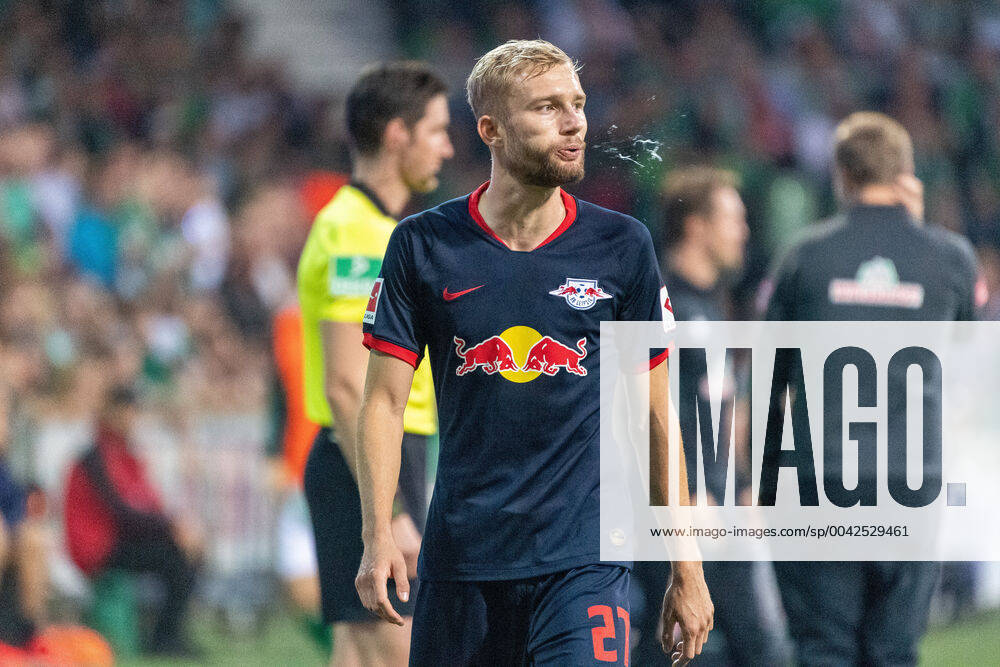 GER, 1 FBL, Werder Bremen vs. RB Leipzig 21 09 2019, wohninvest Weserstadion, Bremen, GER, 1 FBL, Werder Bremen vs. RB Leipzig, DFL REGULATIONS PROHIBIT ANY USE OF PHOTOGRAPHS AS IMAGE SEQUENCES AND OR QUASI VIDEO in picture yellow red card for Konrad Laimer RB Leipzig 27 nordphotoxKokenge nph00001