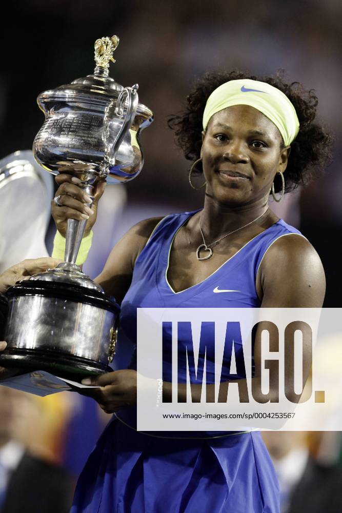 Serena Williams (USA) mit der Trophäe für ihren Sieg bei den Australian Open 2009 Tennis Damen Australian Open 2009, Grand Slam, WTA Tour, Finale Einzelbild Melbourne