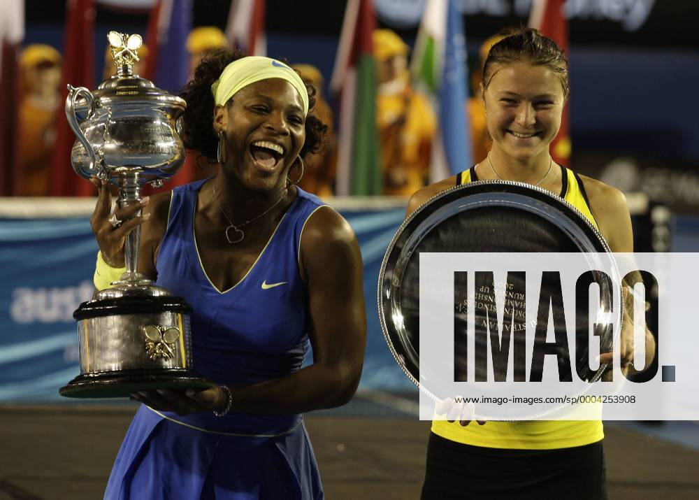 Serena Williams (USA, li.), Siegerin der Australian Open 2009, und Dinara Safina (Russland) mit ihren Trophäen Tennis Herren Australian Open 2009, Grand Slam, WTA Tour, Finale Gruppe Melbourne Freude, Begeisterung,