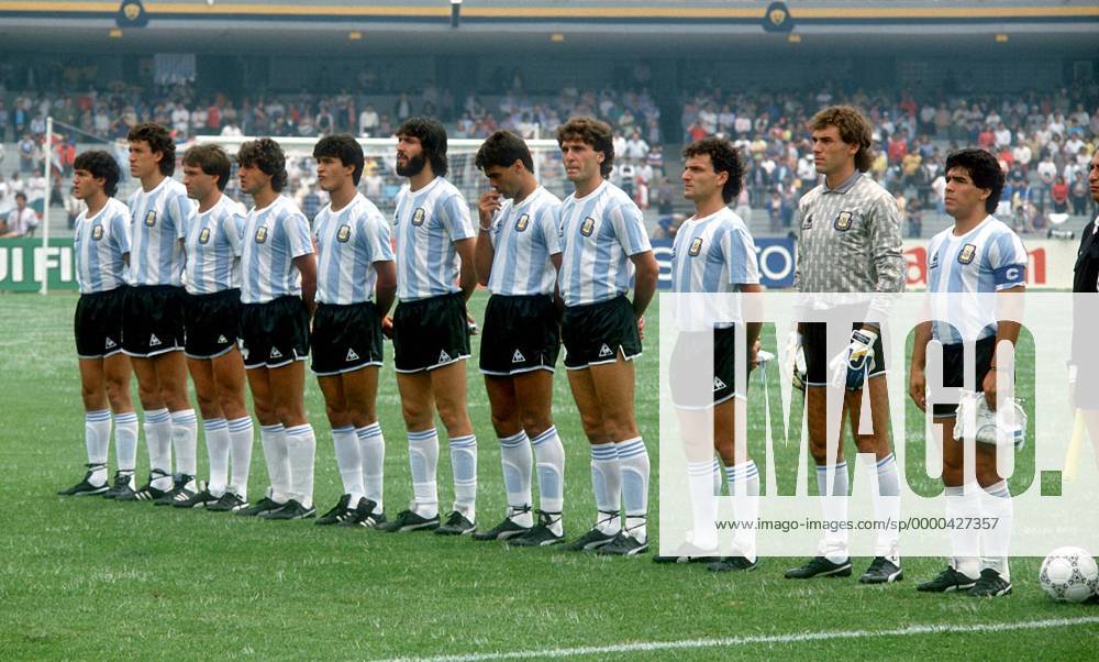 Mannschaftsbild Argentinien, v. re.: Diego Armando Maradona, Nery Pumpido, Jose Luis Cuciuffo, Oscar Ruggeri, Jose Luis Brown, Sergio Batista, Hector Enrique, Ricardo Giusti, Oscar Garre, Jorge Valdano, Jorge Luis Burruchaga Fußball WM Herren Weltmeisterschaft 1986, Finale, Endspiel, Nationalmannschaft, Nationalteam, Nationaltrikot Totale Mexico-City