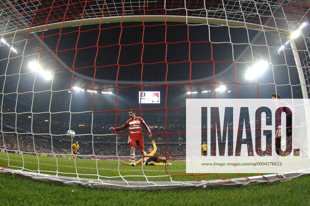 Miroslav Klose (Bayern, li.) trifft zum 2:1 gegen Neven Subotic und Torwart Roman Weidenfeller (beide BVB) Fußball 1. BL Herren Saison 2008 2009, FC Bayern München - Borussia Dortmund 3:1 Totale München