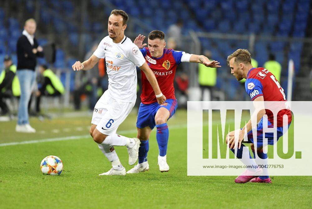Basel Football Men Super League , Season 2019 2020 FC Basel FC Zuerich In the picture Denis Popovic FC Zuerich Taulant Xhaka and Silvan Widmer FC Basel r Action duel