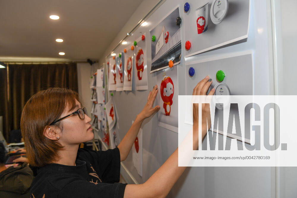 (190926) -- CHANGCHUN, Sept. 26, 2019 -- Designer Jiang Yufan checks a rendering of Shuey Rhon Rhon, the mascot of the 2022 Paralympic Winter games, Winterspiele,Spiele, Summer games at Jilin University of Arts in Changchun, northeast China s Jilin Province on Sept. 26, 2019. Shuey Rhon Rhon, the mascot of the 2022 Paralympic Winter Games, is a Chinese lantern child ready to welcome friends from around the world for a big party. Exuding positivity, the glow emanating from its heart symbolises the inspiring warmth, friendship, courage and perseverance of Para athletes that light up the dreams of millions every day. ) (SP)JILIN-CHANGCHUN-2022 PARALYMPIC WINTER GAMES-MASCOT ZhangxNan